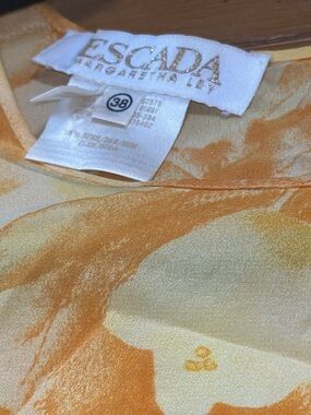 Escada abstract 100% Silk Floral Top. Pit to pit 29 (Mix28)